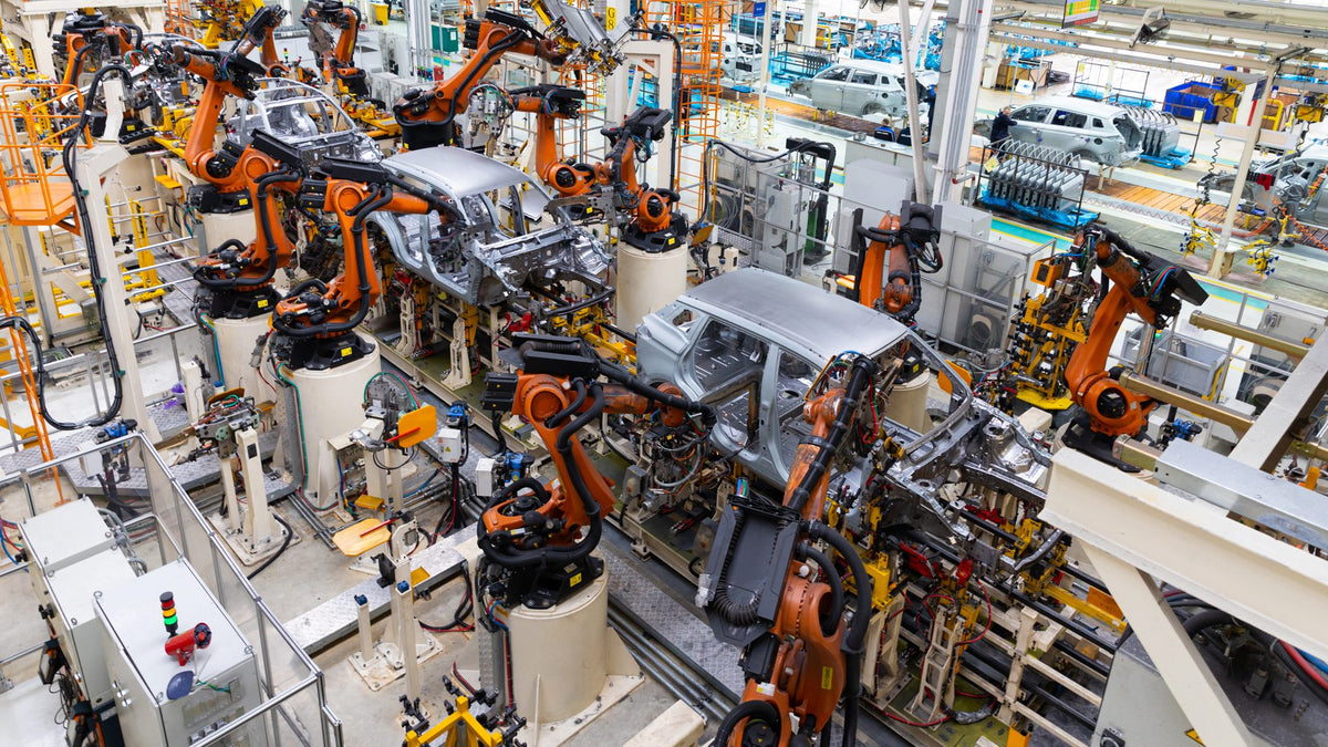Línea de ensamble automotriz con robots que sueldan carrocerías