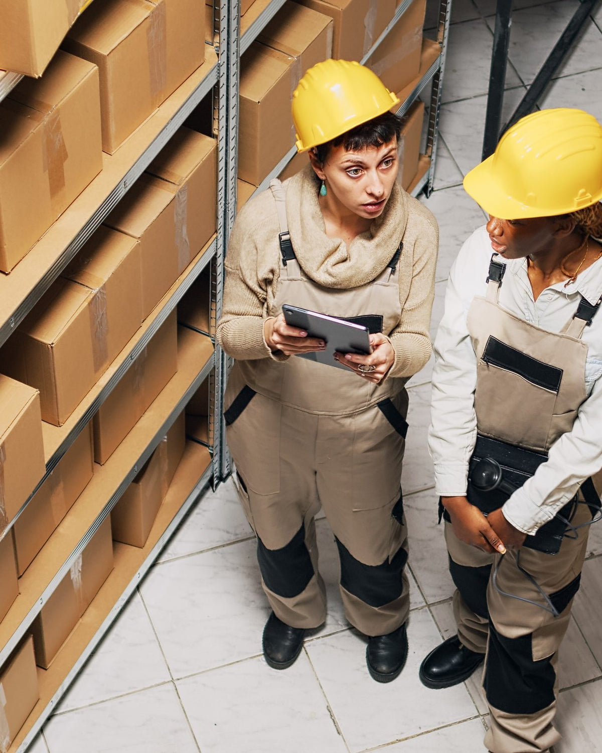 Dos trabajadoras revisan el inventario de un almacén con una tableta