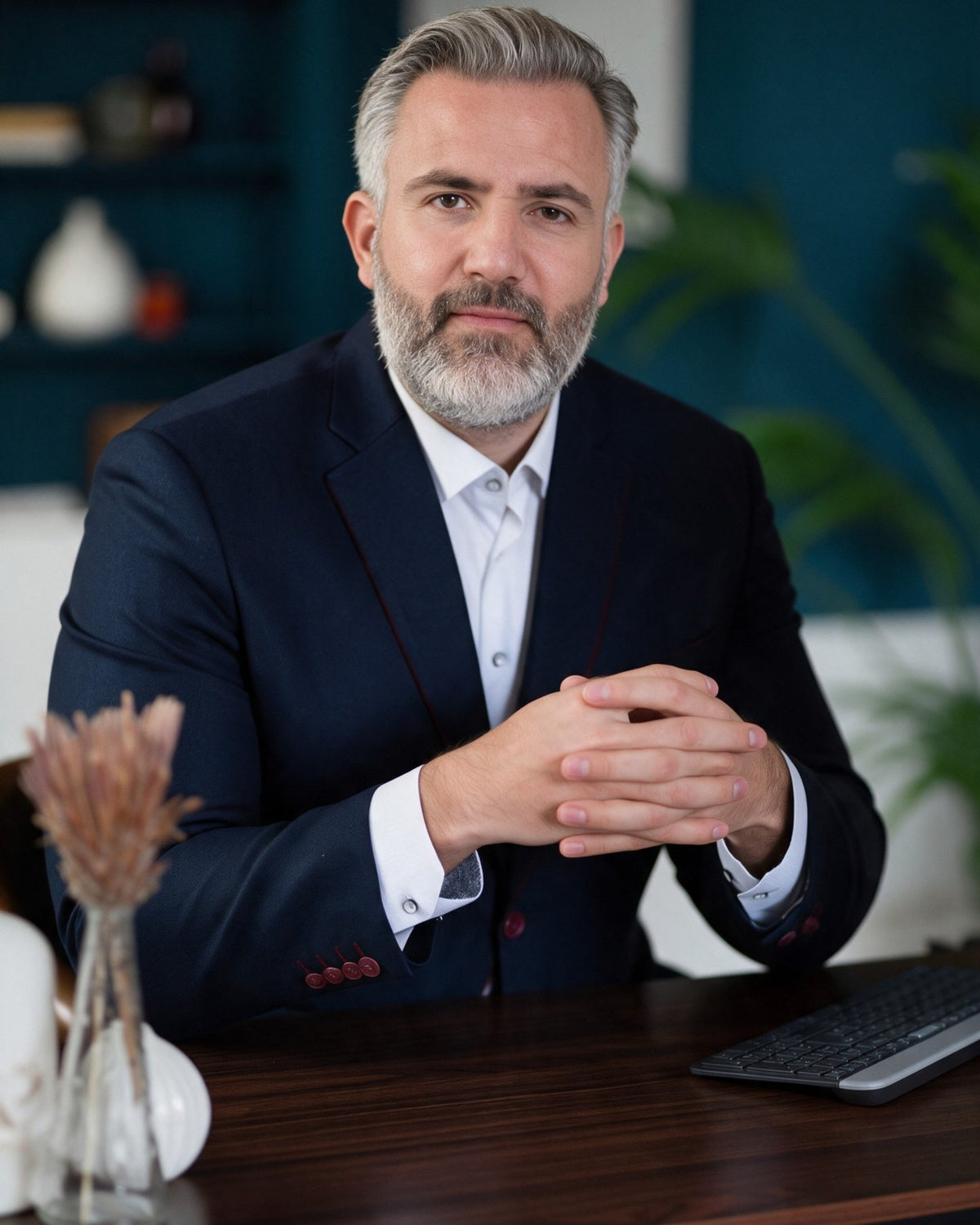 Oscar Jaimes, consultor de empresas, en su escritorio